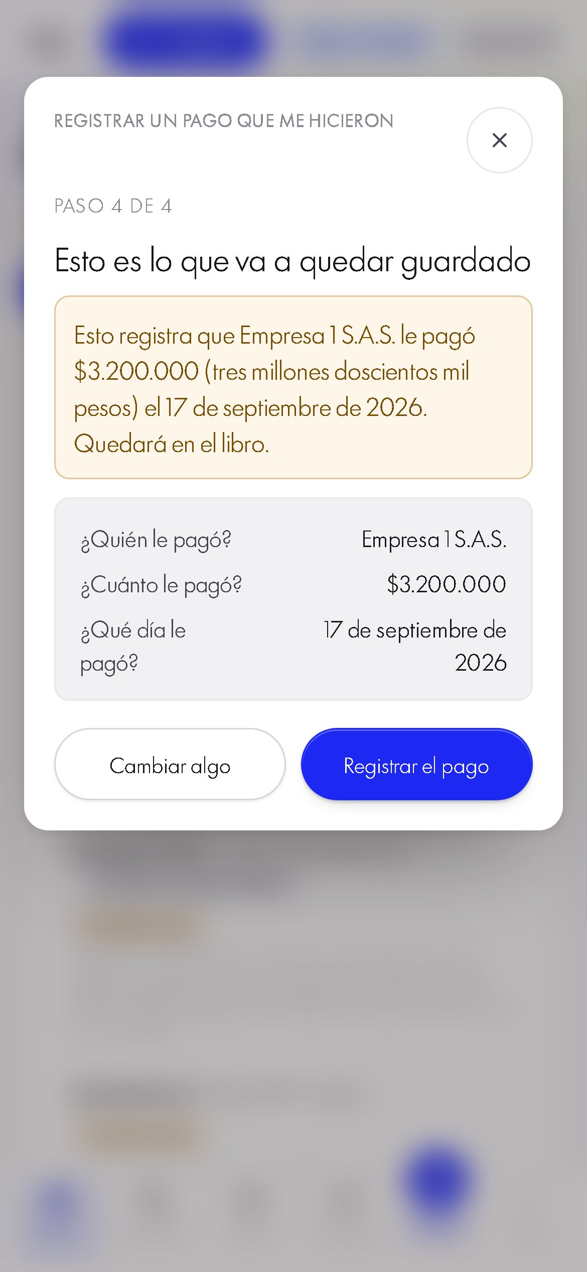En el teléfono, el paso 4 de 4 del asistente: «Esto es lo que va a quedar guardado», con quién pagó, cuánto y qué día, y los botones «Cambiar algo» y «Registrar el pago».